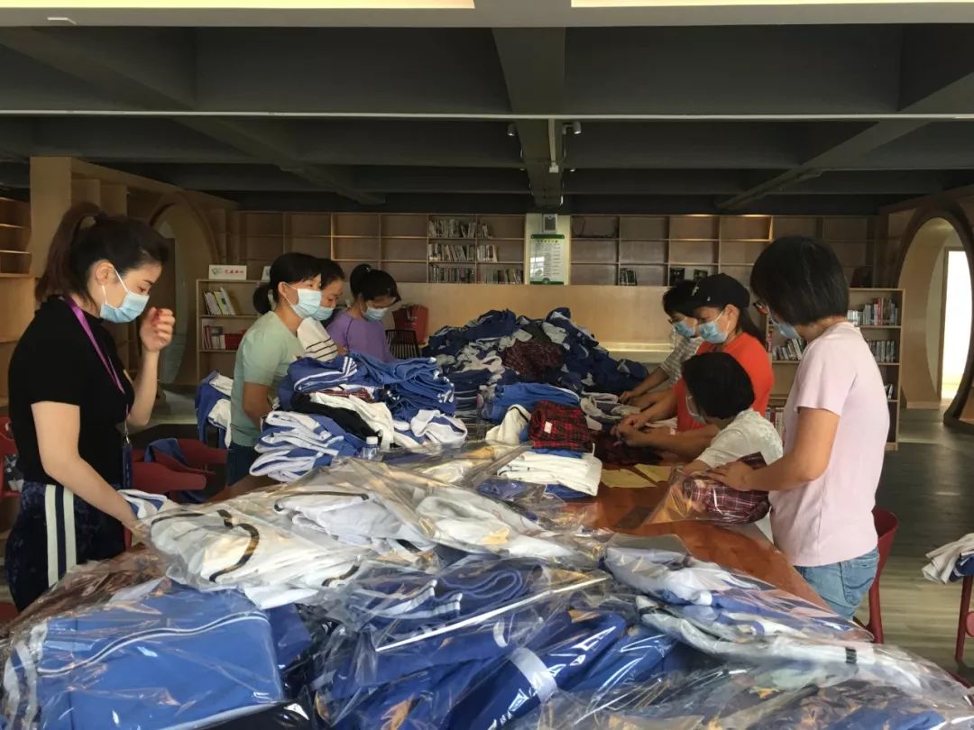 学雷锋献爱心旧校服义卖活动