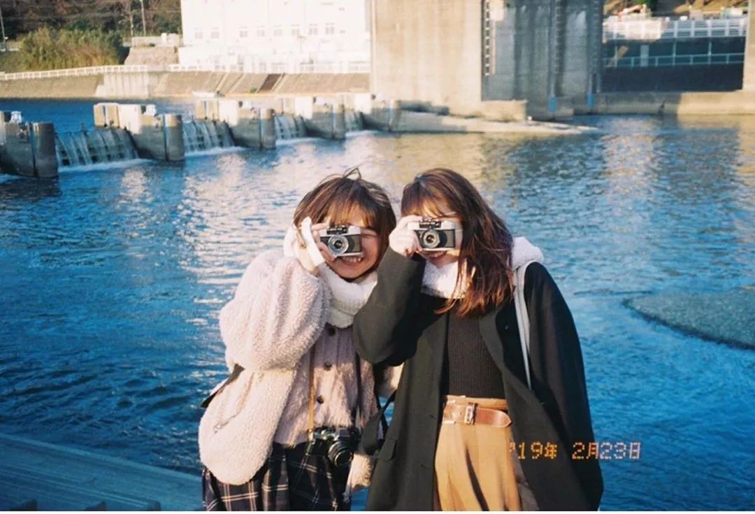 这一系列看起来是十足的开心了 一起穿校服 一起出游 一起拍照 ins