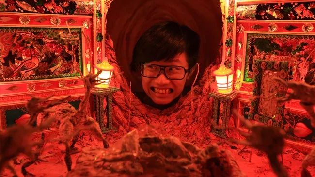 中国人烧给死人的纸扎,竟登上了巴黎设计周,被法国的博物馆收藏,老外