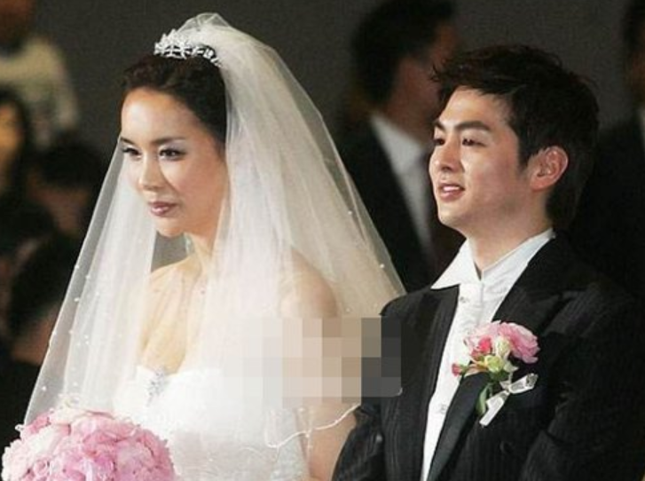 44岁"变性人"河莉秀晒自拍,女人味十足,完胜金星!