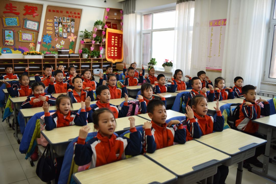 亚小恒山校歌声点亮课堂旋律伴随成长