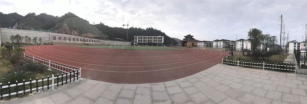 助力脱贫攻坚 关爱易地搬迁学子——市关工委宣讲团进校宣讲_三江县