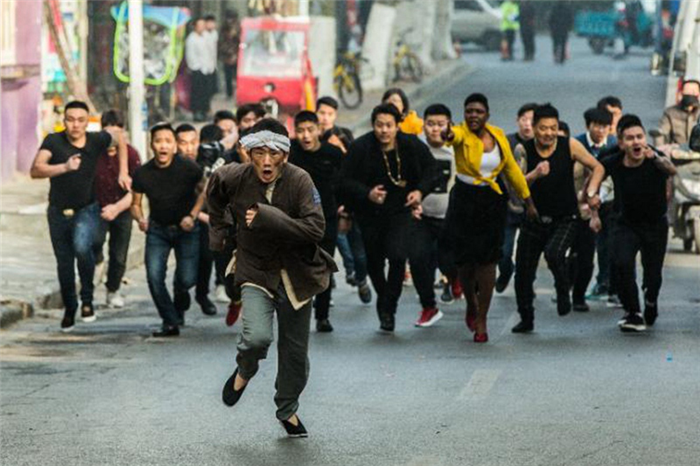 产生纠纷情急之下选择逃跑,但从一群人跟在后面拼命的追逐他的身影