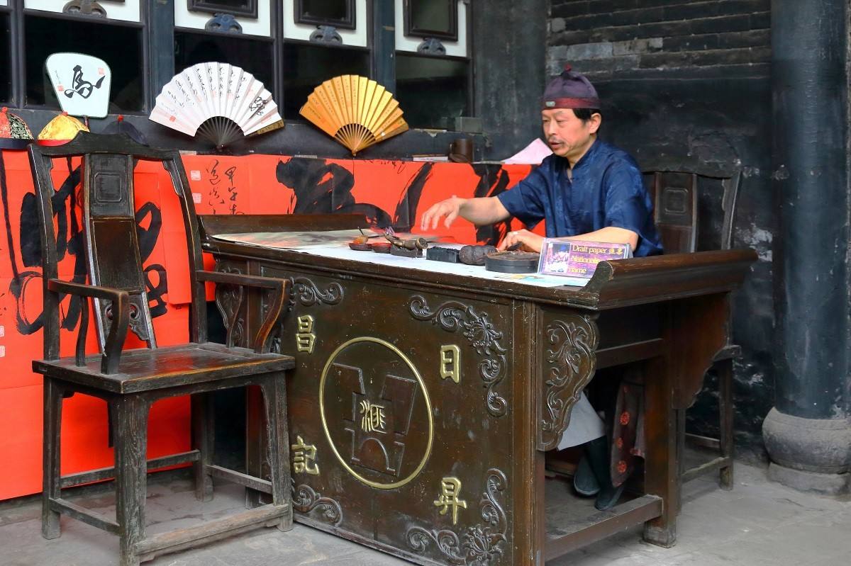 这一招吓得大东家立即跪在雷履泰面前,不仅收回刚刚说过的话,还发誓要