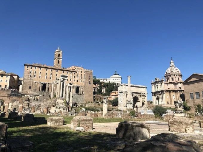 从斗兽场出来横穿帝国大道,便进入到2000多年历史的罗马城发源地:古