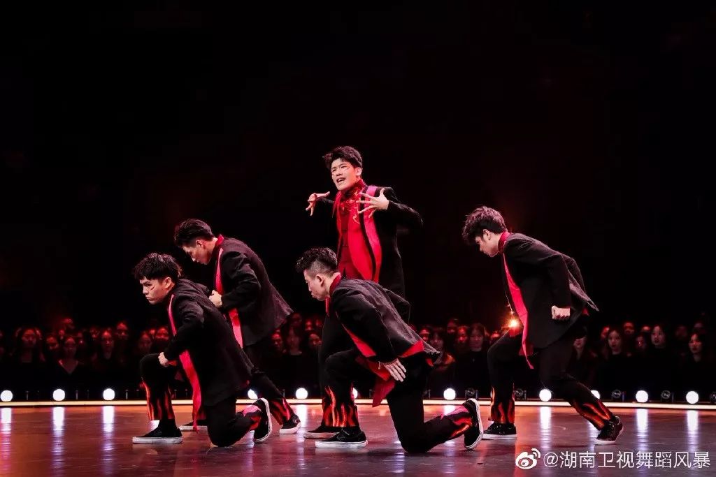 hizam创意演绎《哪吒》人形风火轮震撼全场_舞蹈