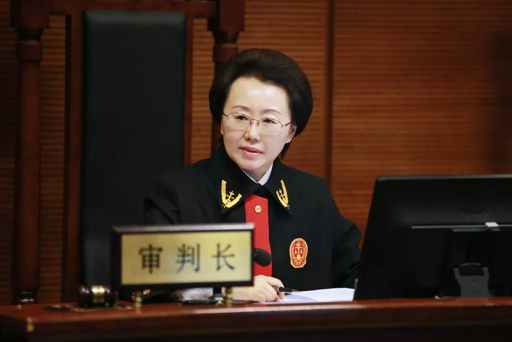北京市海淀区人民法院党组书记,代院长邵明艳任审判长主持庭审.