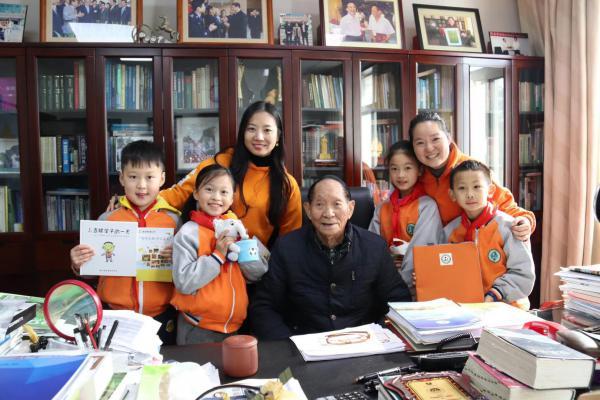 長沙市砂子塘吉聯(lián)小學(xué)“小農(nóng)夫”對話袁隆平(圖2) 長沙市砂子塘吉聯(lián)小學(xué)“小農(nóng)夫”對話袁隆平(圖2)