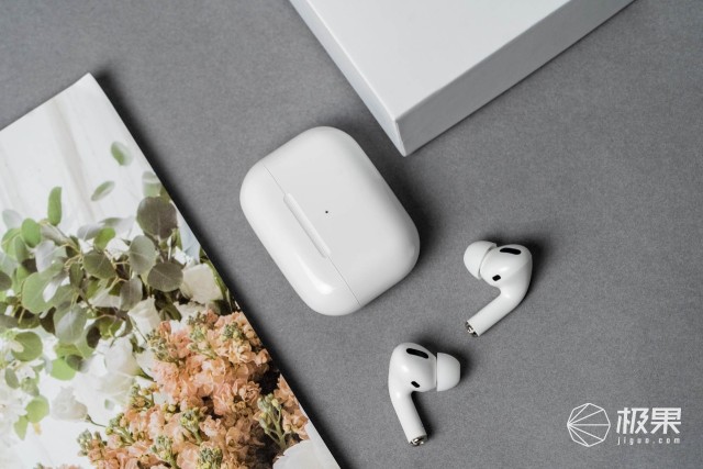 当两副耳机音量都设置在音量条的一半时,华强北airpods pro的播放声音