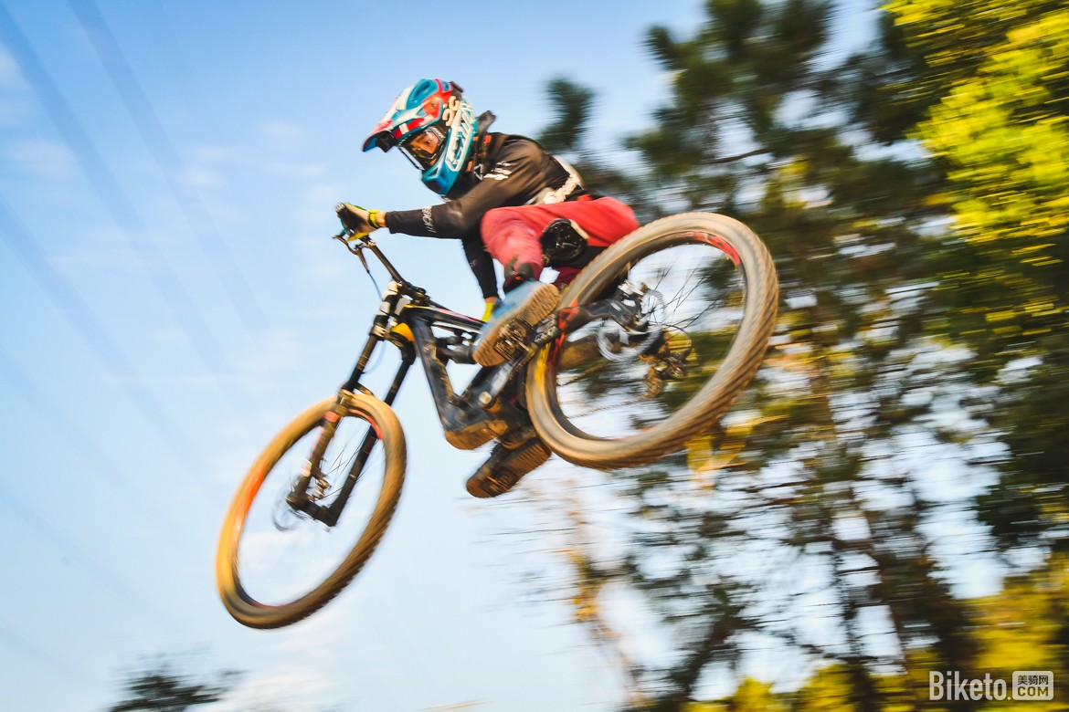 世界第四届gdl山地自行车系列赛全国总决赛结束后进行了自由花式赛