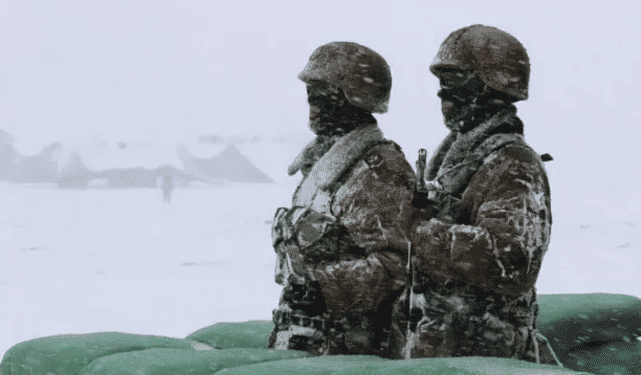 雪中边防战士敬礼图片图片