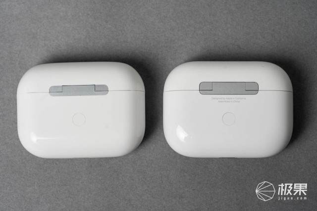 比如充电盒内外和耳机上的文字.