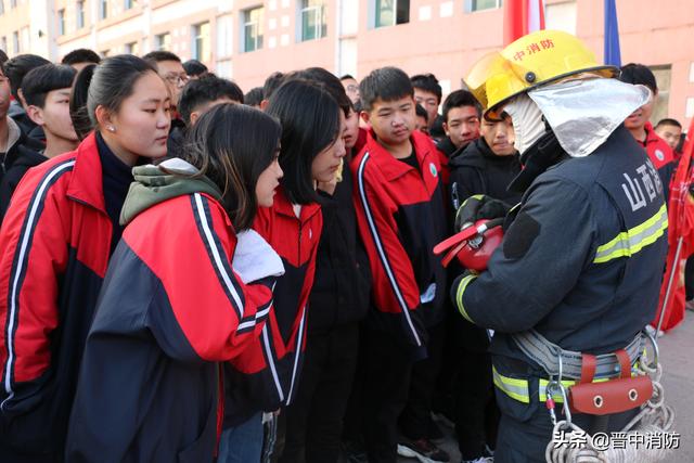 昔阳县职业中学怎么样?800余名学生看着视频学消防(图2)