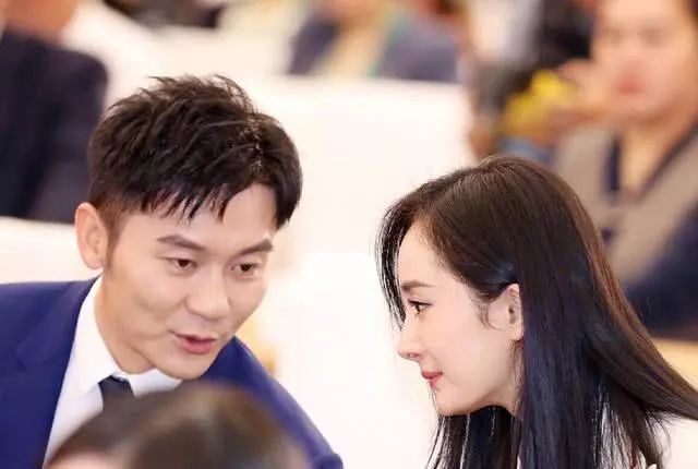 李晨和杨幂并排坐一起害羞脸红不敢直视对方画面超甜像谈恋爱