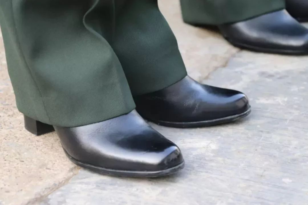 女新兵们早早地起床,整理好军容,迎接这个神圣的时刻.女新兵授衔啦!