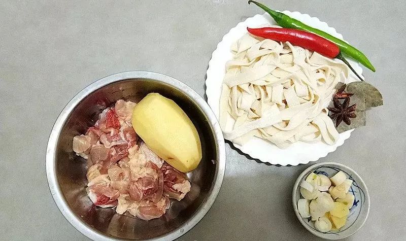 五分钟料理 土豆鸡块焖面 尖椒