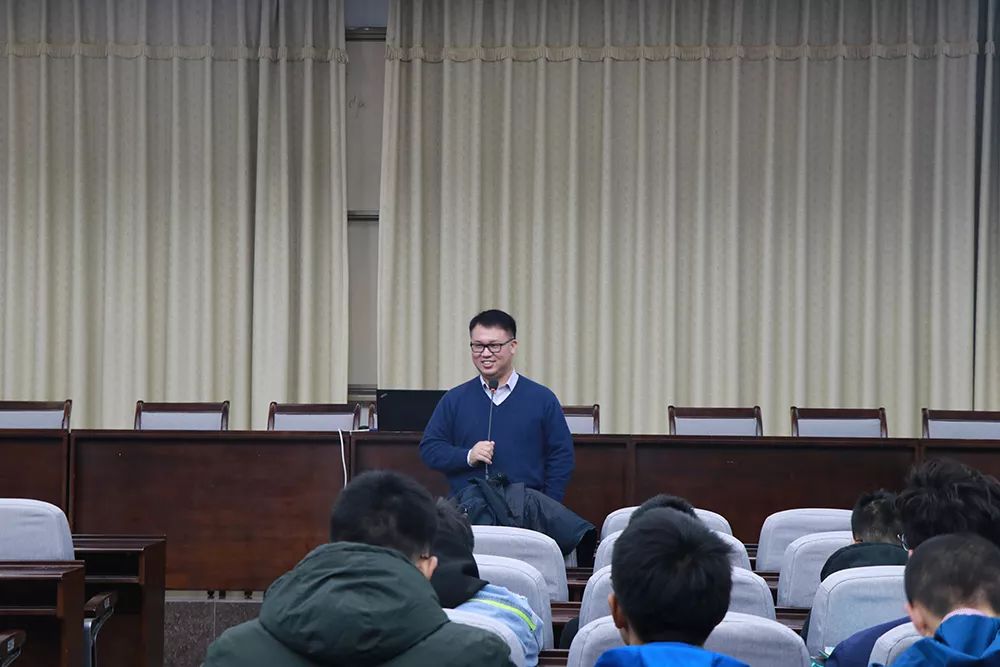 方圆老师简要地介绍了杨志坚教授的成就,并对今天讲座的主题进行了