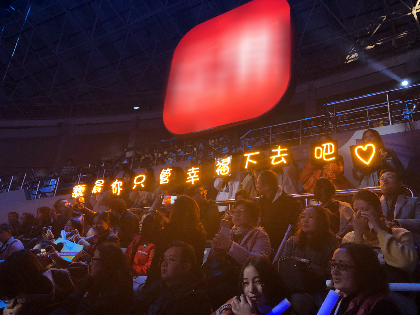 魏晨杭州出席活动 粉丝暖心祝福爱意无限