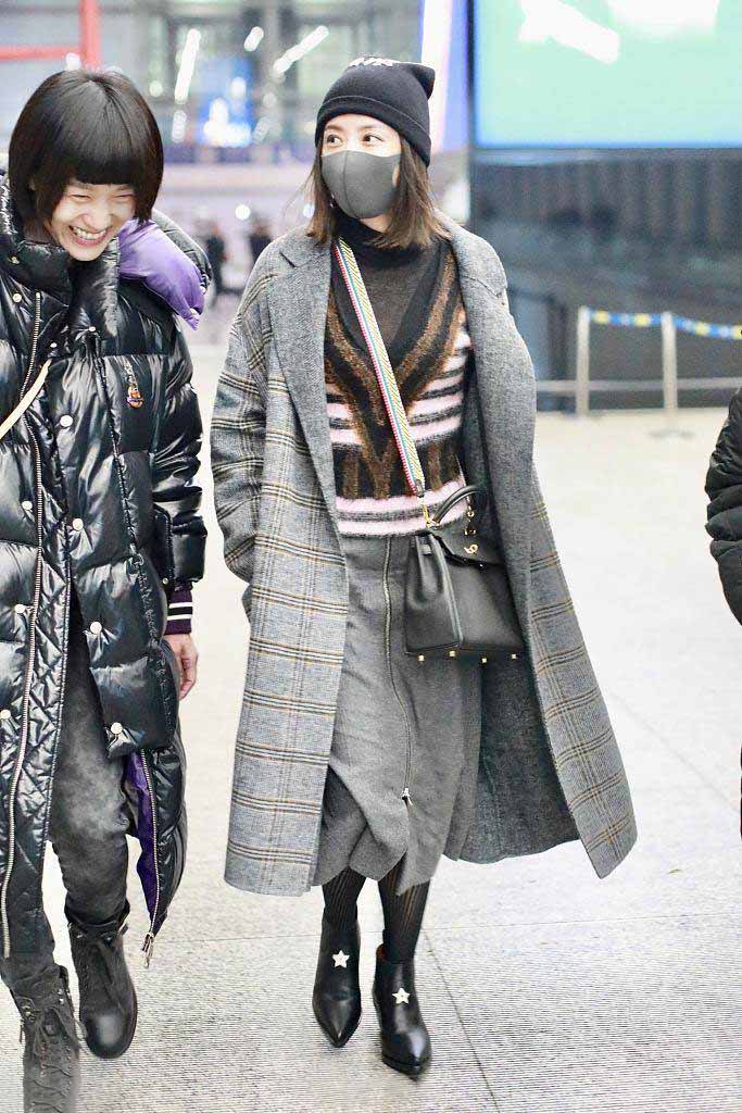 44岁贾静雯真的老了!毛衣风衣毛呢裙一次全穿上了,看起来就暖和