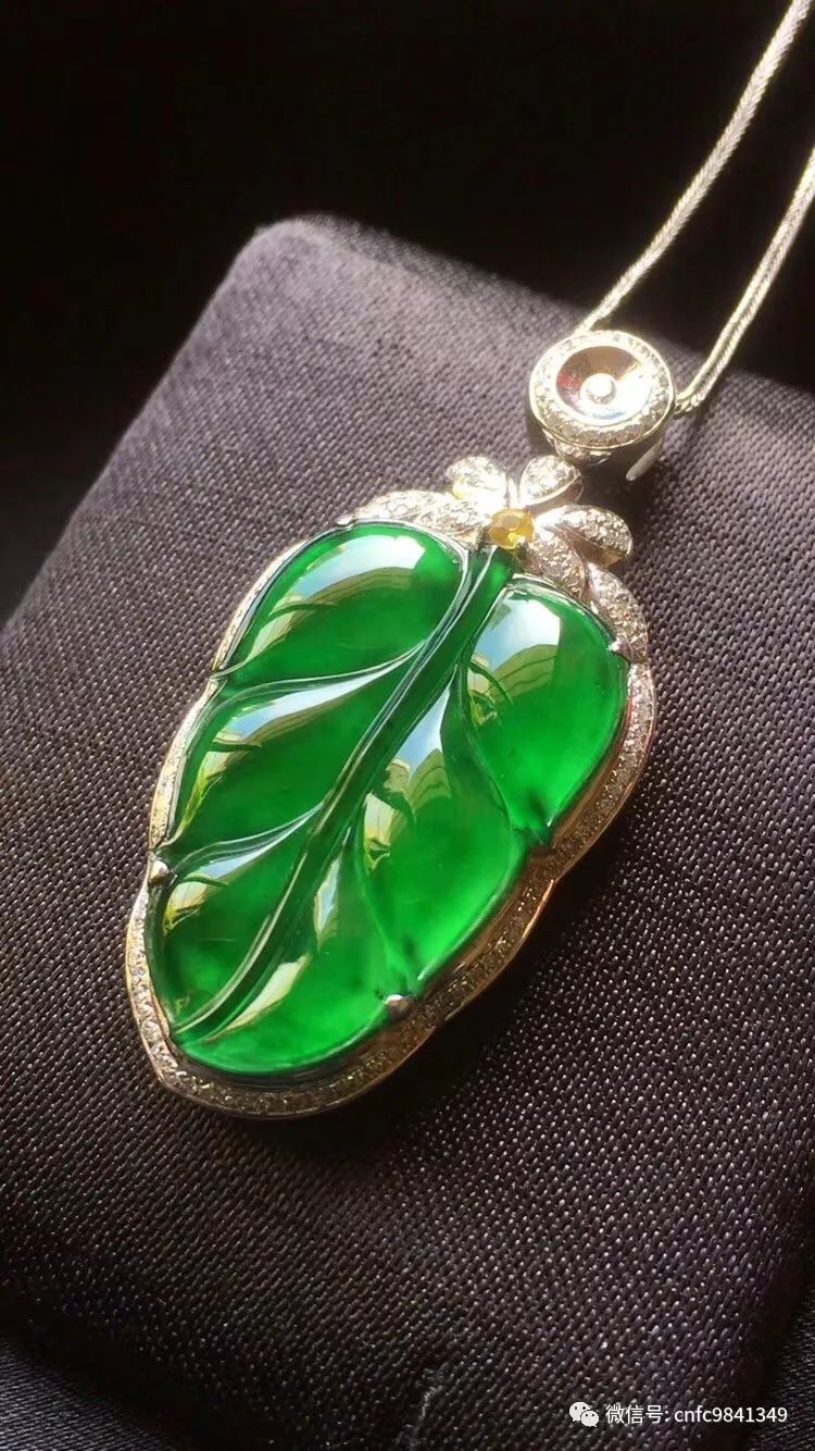 翡翠欣赏丨冰绿福叶吊坠22100元