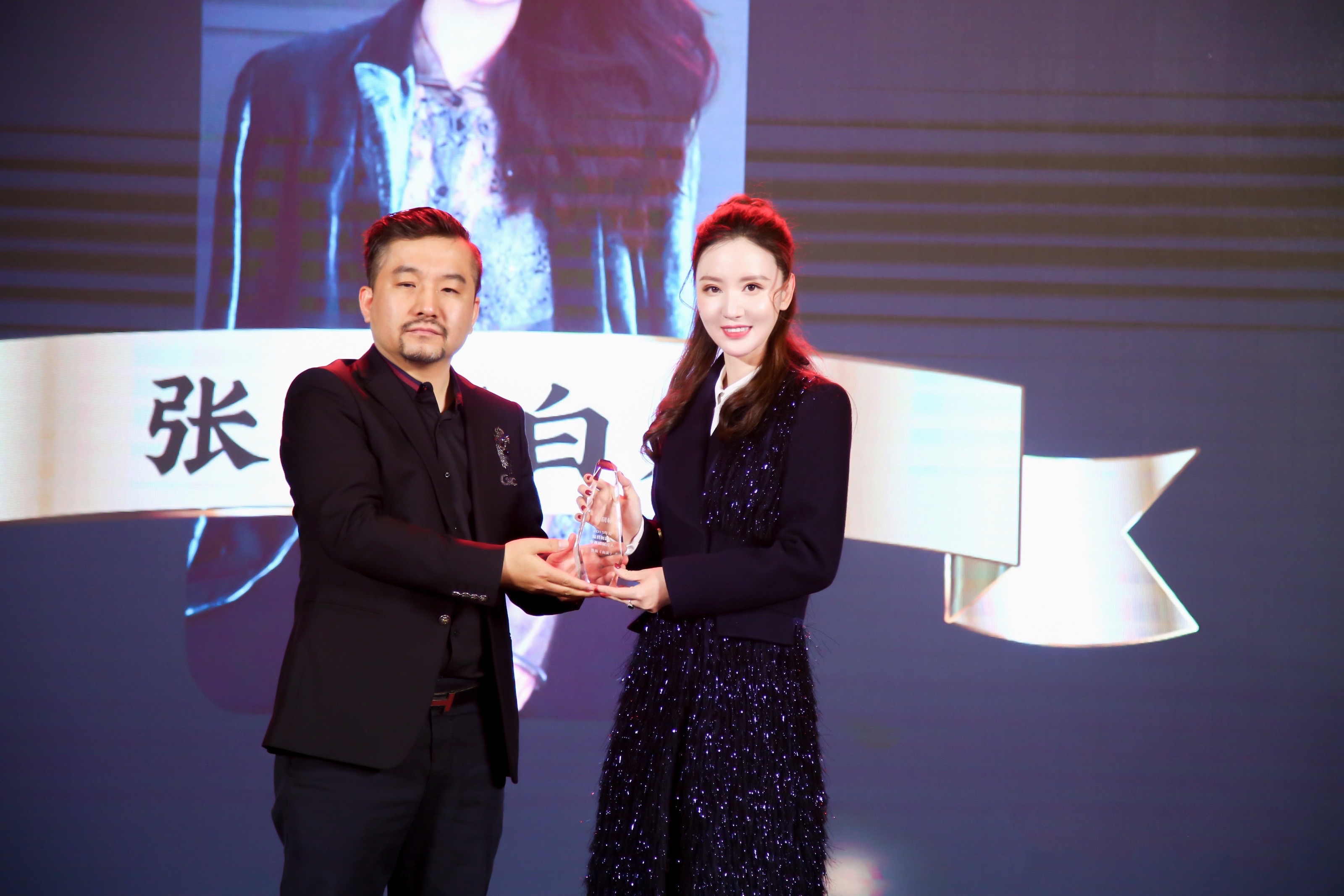 张萌凭白发获最具创新力制片人首次跨界获认可