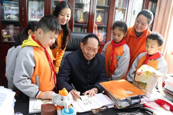 長沙市砂子塘吉聯(lián)小學(xué)“小農(nóng)夫”對話袁隆平(圖4) 長沙市砂子塘吉聯(lián)小學(xué)“小農(nóng)夫”對話袁隆平(圖4)