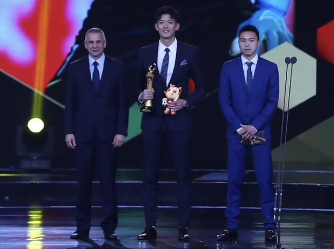 原创徐灿跨界为中超盛典颁奖创先例,中国拳击第一人的地位正在奠定