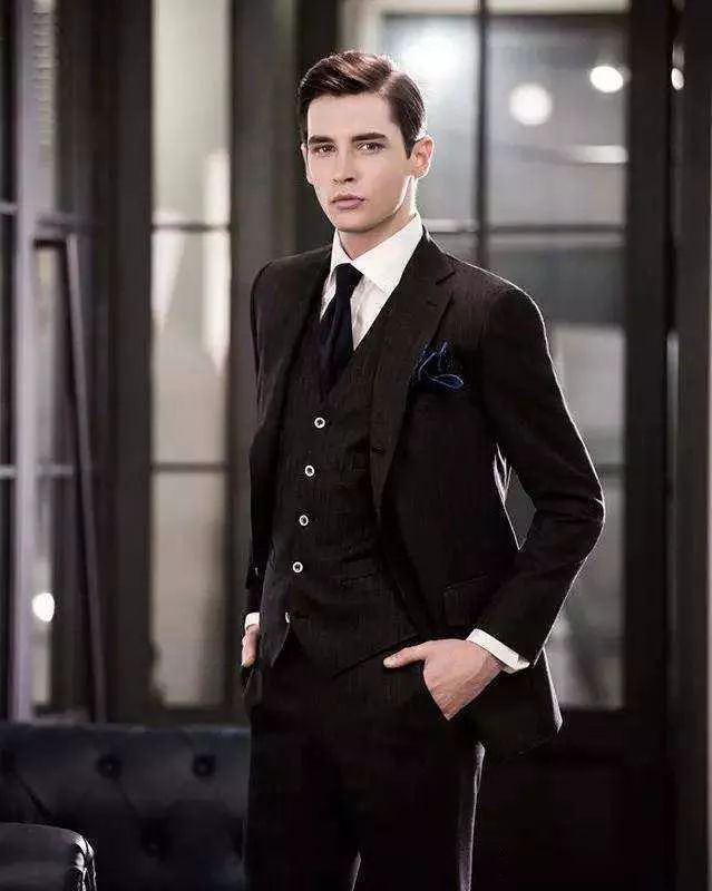 西服分商务和休闲,不同的场合穿着相应的衣服,才显得绅士有风度!