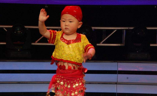 有种"整容"叫张峻豪长大了,昔日呆萌小光头,如今帅到认不出!