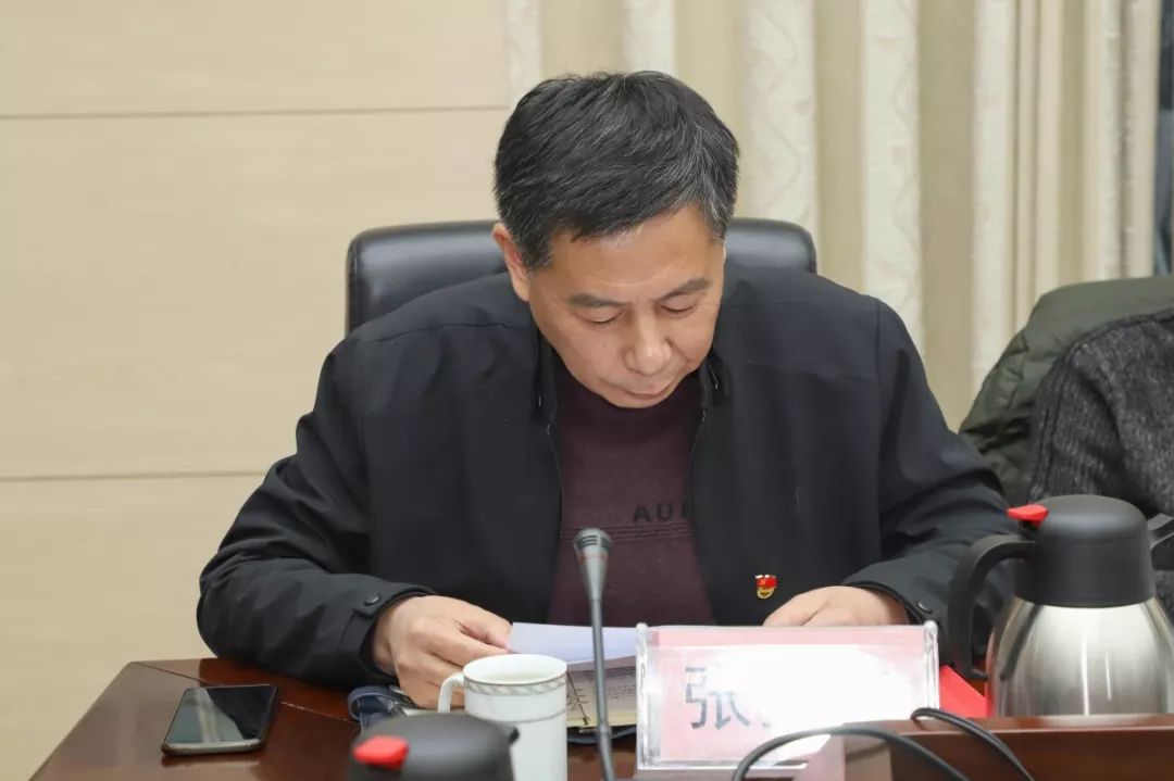 会上,镇党委书记,产业园党工委书记朱惠明代表镇党委班子作检视剖析