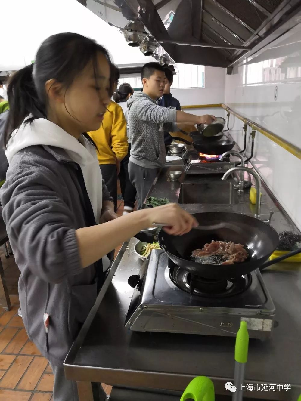 快乐烹饪延河中学八年级学生至区劳技中心参加劳动技能实践课程