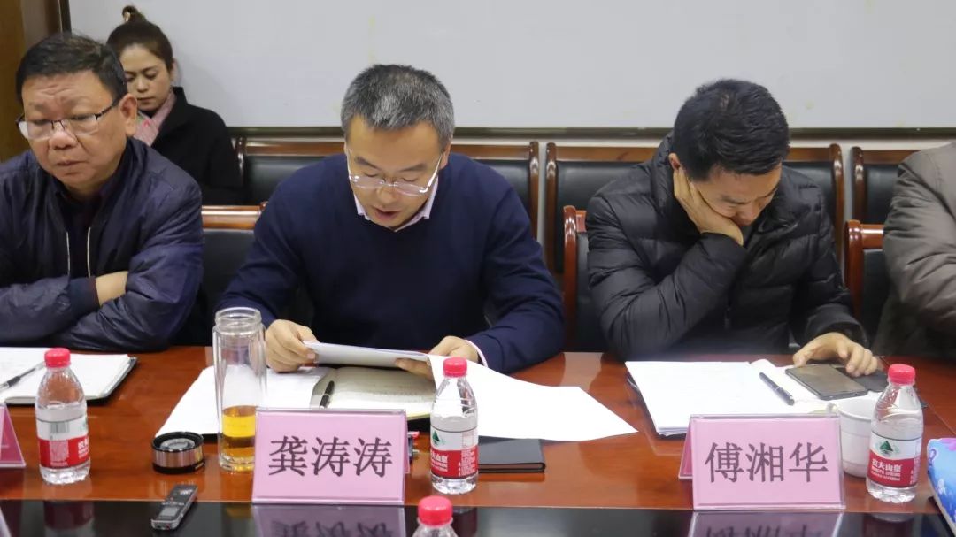 召开"不忘初心,牢记使命"专题民主生活会,会议由镇党委书记龚涛涛主持