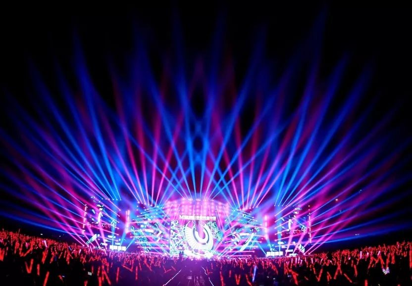 在西航群星闪耀昨夜的西航星光灿烂巨星演唱会嗨翻全场