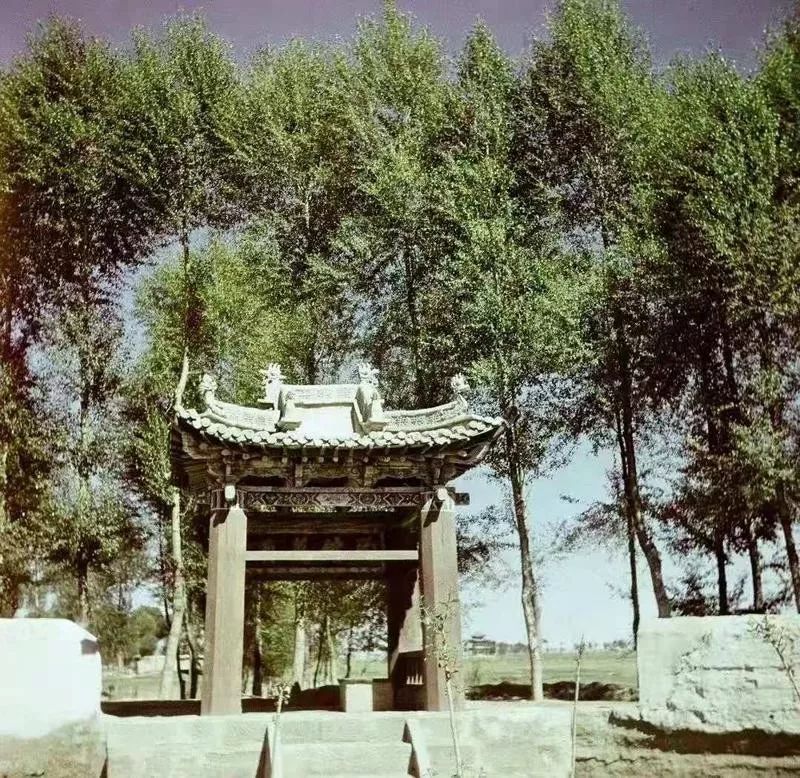 现在艾黎何克陵园的应该是80年代复建的.