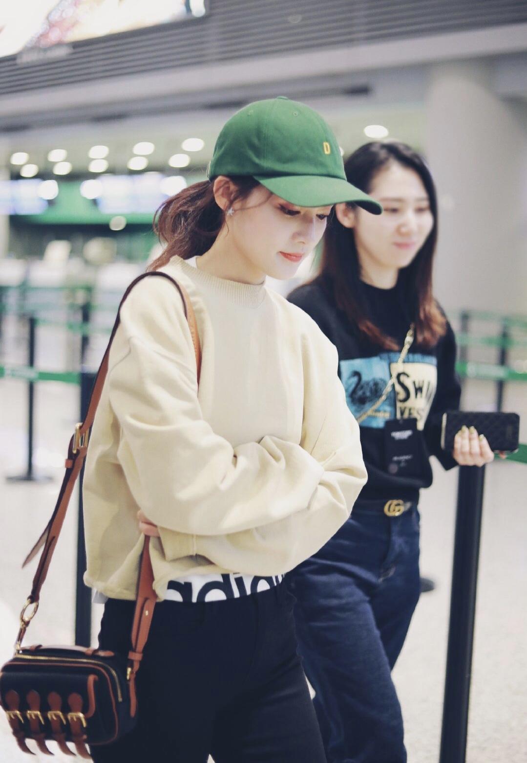 原创李沁气质非一般!卫衣 紧身裤简约也很洋气,绿色棒球帽超级吸睛