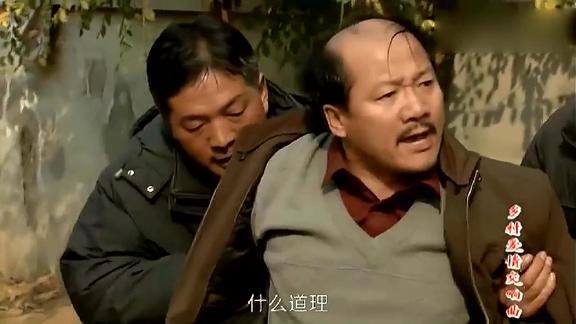 王老七大战谢广坤上来就薅谢广坤头发谢广坤躺地上还拿腿蹬他