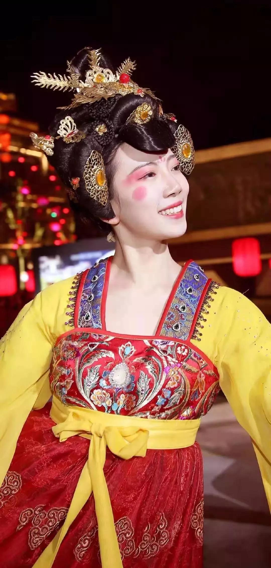 走着瞧旅行90后不倒翁小姐姐抖音爆火网友她一个人带火了整个西安