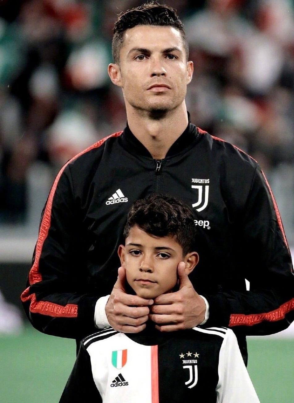 c罗晒9岁儿子夺冠获mvp照28场58球碾压父亲网友又蹭迷你罗热度