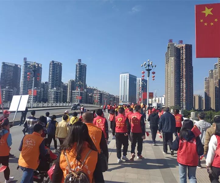 记者 甘水金 摄不少热心市民参与此次徒步活动.