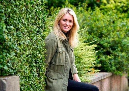 美女当殡葬化妆师称非常热爱这份工作