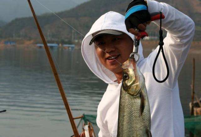 同是钓鱼大师李大毛和小崔的打窝方法不同想钓大鱼该跟谁学