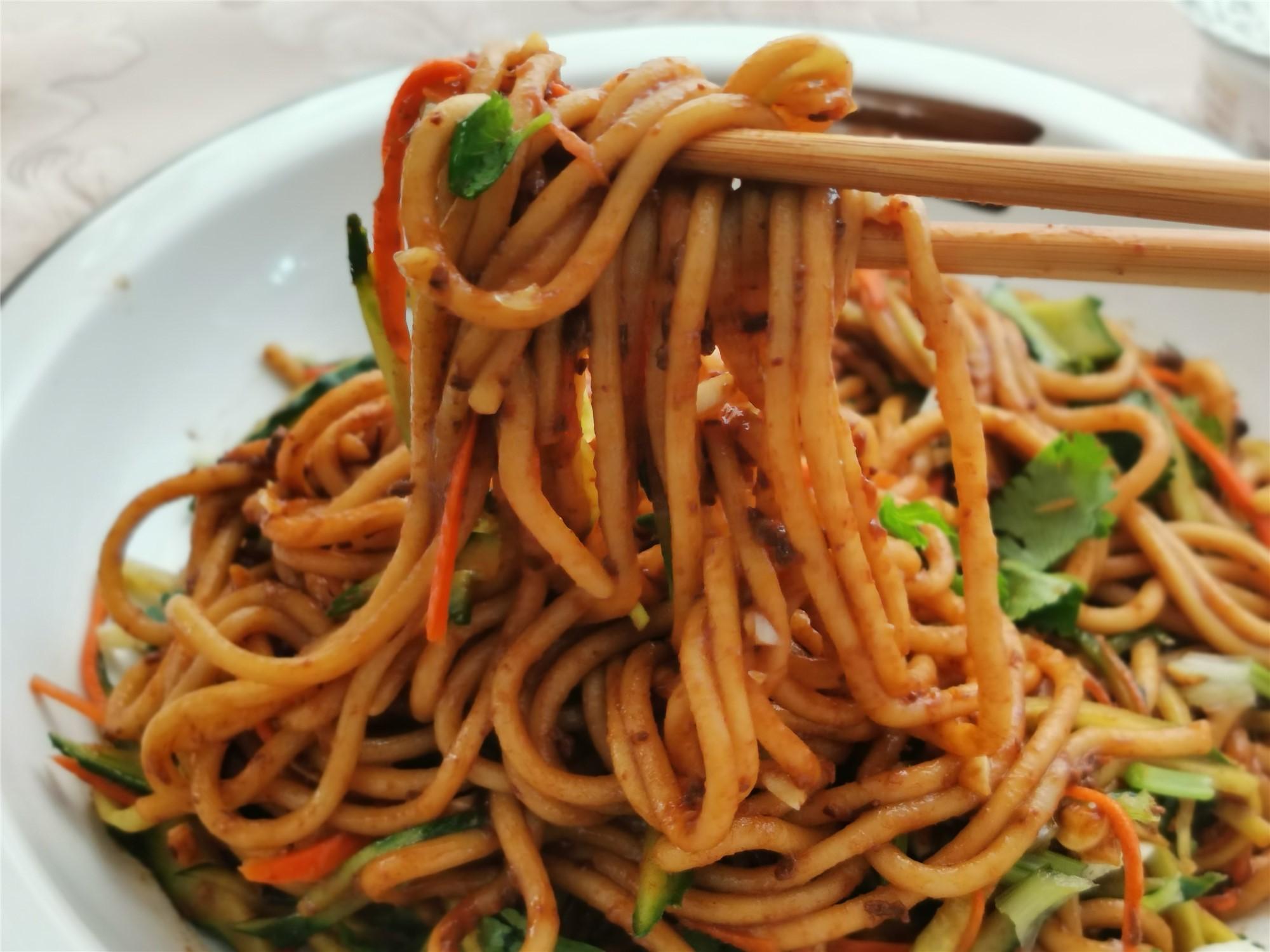 原创早餐面条这样做又快又省事煮一煮拌一拌就成老北京的味道