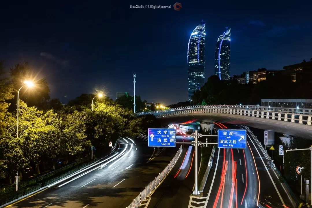 鹏城的写字楼里依然灯火通明夜幕降临/深圳shenzhen/白昼的羊城反转成