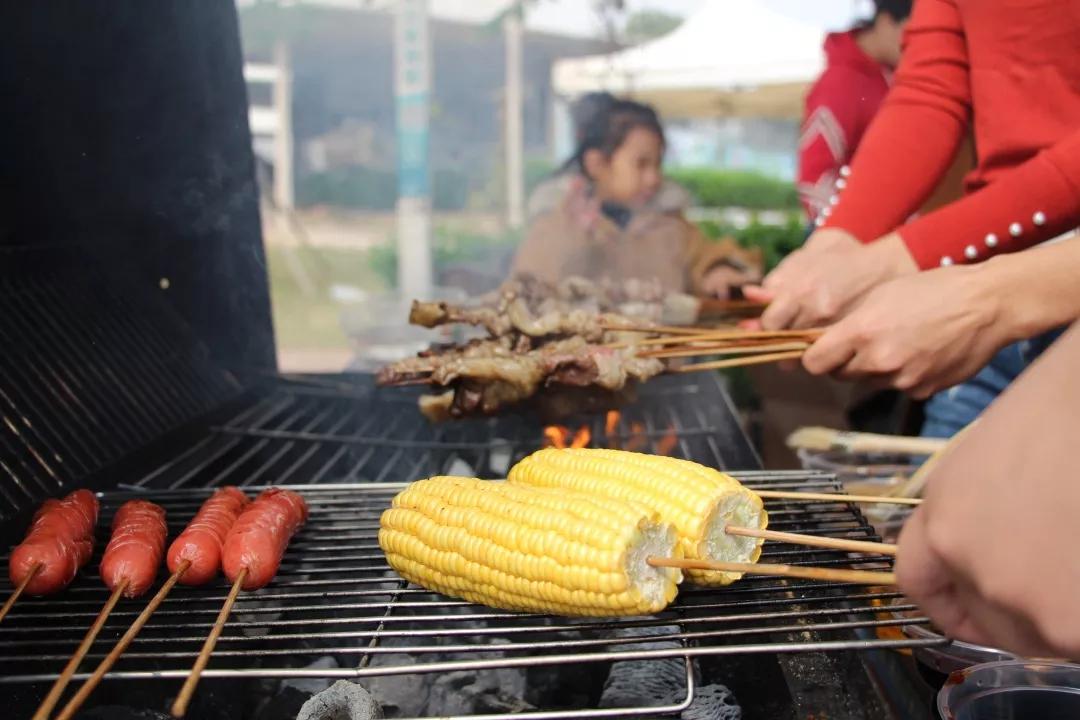 一大早各部门就准备好食材来到了美丽南方的太阳谷.