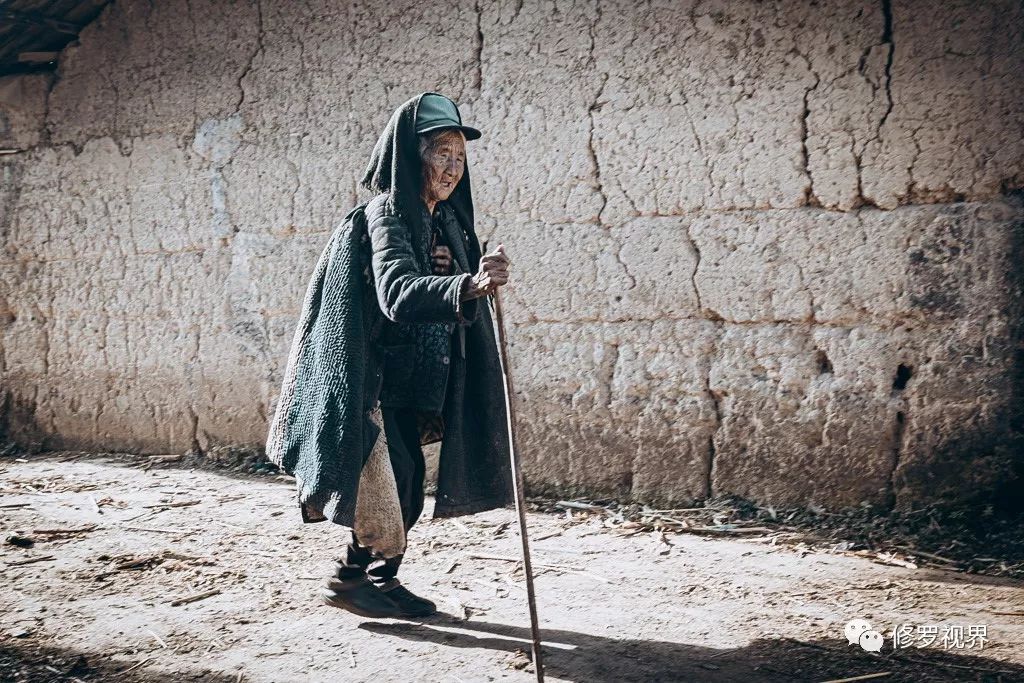 本次采风,我们以围绕彝族新年与彝族乡村的生活为中心,拍摄了一些人像