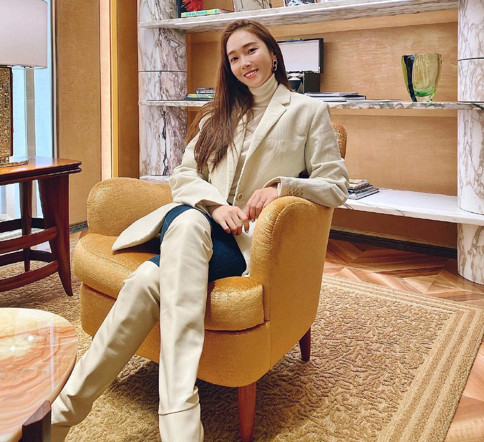 原创162cm郑秀妍不怕矮,长裤搭短靴凹出超模腿,原来鞋子是关键