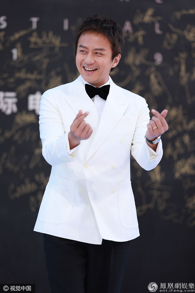 海南岛电影节闭幕:沈腾雨刷器式打招呼,江疏影羽毛裙吸睛