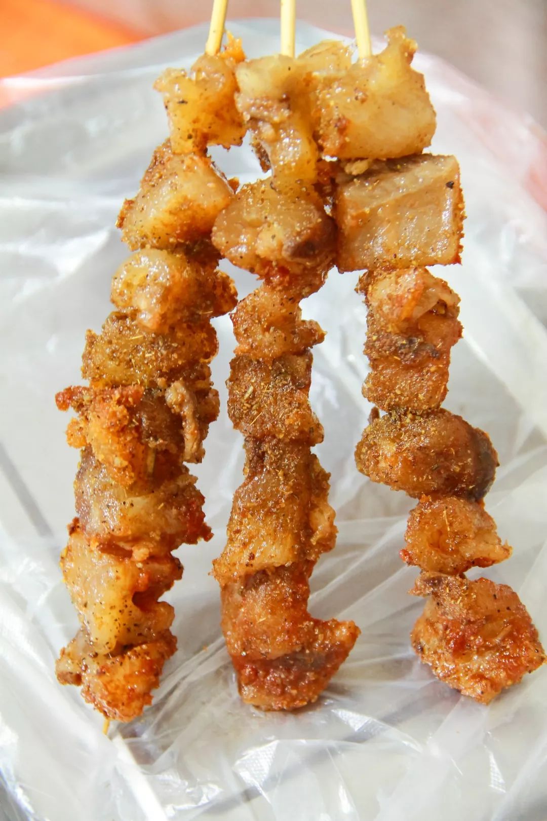 招牌的牛背筋在别家可是捡不到的,外皮焦脆,里边却依旧q弹紧实,奇妙的