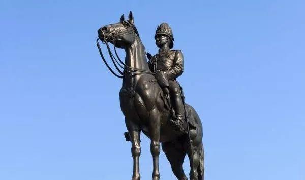 郑信雕像第四个是郑氏泰国下属的马来吴氏王国,清乾隆年间,由福建人