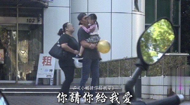 中國版不用腳走路全程被抱著走的小七霍建華抱著女兒親一口